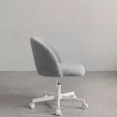 Cadeira de escritório cinzenta texturizada com base branca e rodas.