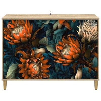 Aparador de madeira clara com portas decoradas com flores laranja e folhas azuis