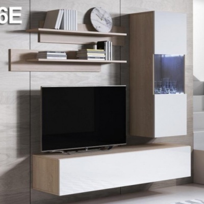 Conjunto de móveis de sala com prateleiras, móvel alto com vitrina e móvel baixo, televisão e decoração sobre suporte em parede clara.