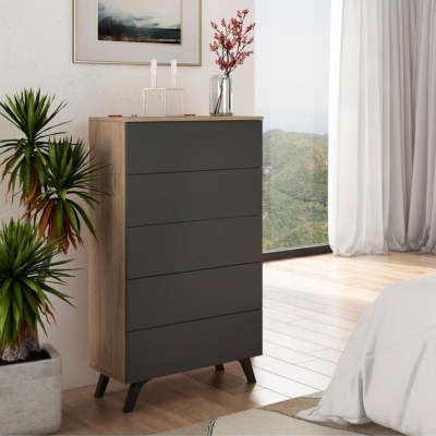 Cómoda cinza escuro com laterais em madeira clara numa decoração de quarto com planta e cama branca