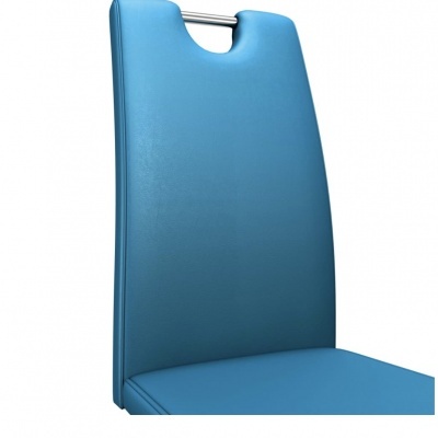 Cadeira azul com encosto alto e barra metálica no topo