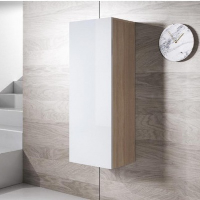 Armário suspenso branco e madeira clara com relógio de parede mármore ao lado