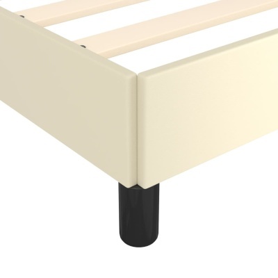 Estrado de cama com tecido creme, ripas de madeira clara e pés pretos.