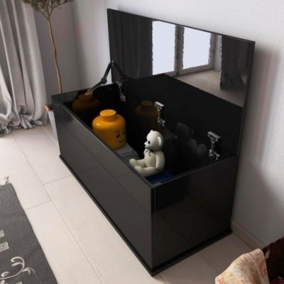 Móvel preto com gavetas e caixas de armazenamento, urso de pelúcia e caixa amarela