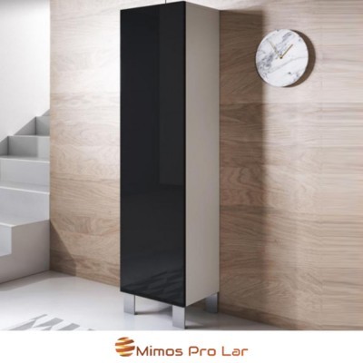 Móvel alto branco com porta preta brilhante e pés metálicos junto a parede de madeira e relógio de mármore