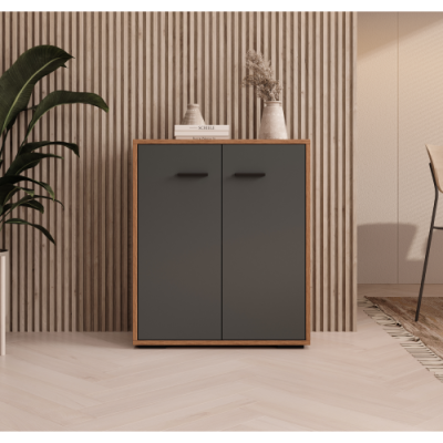 Armário de madeira com portas cinzentas e puxadores pretos contra parede com painel de madeira vertical