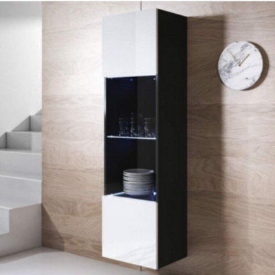 Móvel de parede preto e branco com copos e pratos, ao lado de uma escada e relógio redondo de parede