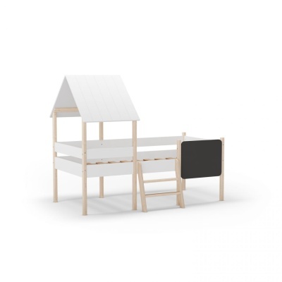Cama infantil branca com estrutura de casa e quadro negro lateral