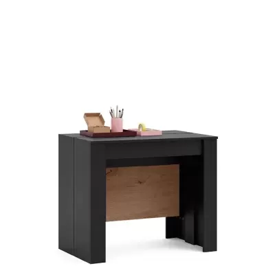 Mesa de escritório preta com painel frontal em madeira e objetos de escritório
