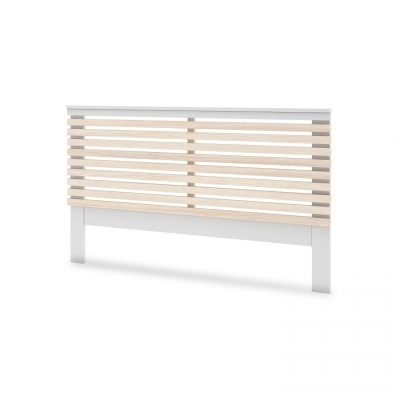 Cabeceira de cama com ripas de madeira clara e estrutura branca