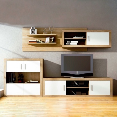 Móvel modular de madeira clara com armários brancos, televisão, livros e objetos decorativos numa sala clara