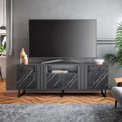 Móvel preto com efeito mármore para televisão, três portas e espaço central, em sala moderna com parquet