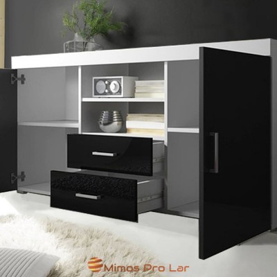 Armário moderno com portas pretas brilhantes e estrutura branca num ambiente interior com tapete branco