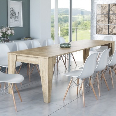 Sala de jantar com mesa de madeira e doze cadeiras brancas