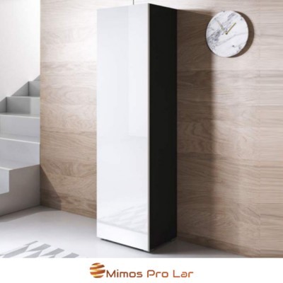 Móvel alto branco brilhante com estrutura preta numa parede de madeira clara junto a escada cinza e relógio redondo na parede