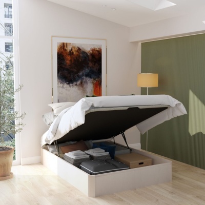Cama branca com arrumação integrada levantada em quarto luminoso com parede verde e quadro abstrato.