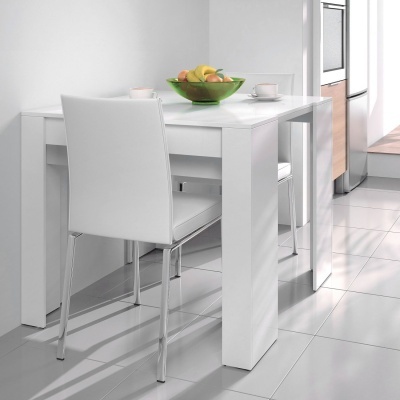 Mesa branca com cadeiras brancas estofadas e chão de azulejo cinza