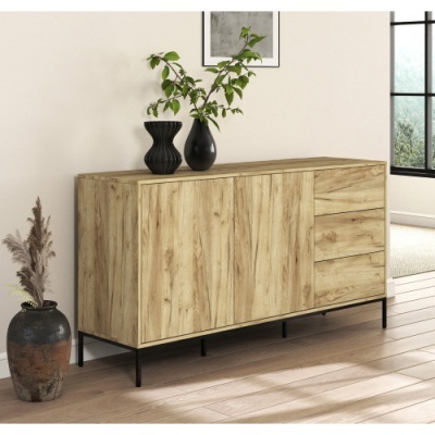 Aparador de madeira clara com gavetas e portas, vasos decorativos e planta ao lado