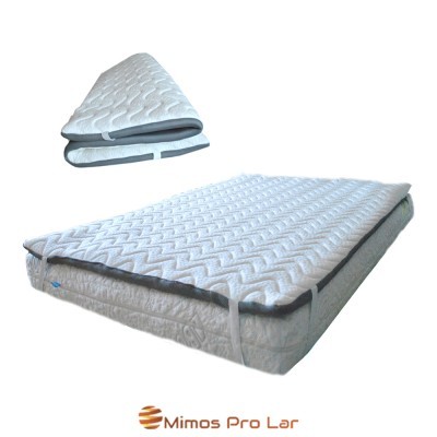 Colchão branco com capa protetora dobrável e padrão geométrico ziguezague