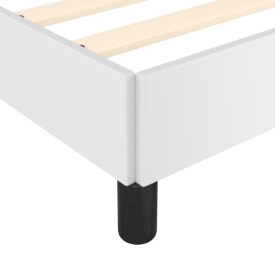 Estrutura de cama branca com ripas claras e pés pretos