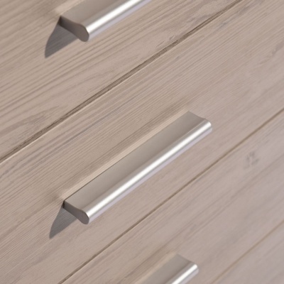 Gaveta de madeira clara com puxador metálico prateado