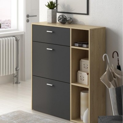 Móvel de arrumação cinza e madeira clara com prateleiras e objetos decorativos