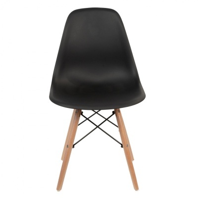 Cadeira preta com pernas de madeira clara e estrutura metálica preta