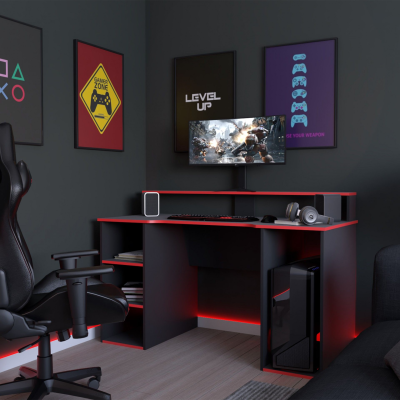 Secretária de gaming preta com detalhes vermelhos e cadeira de gaming preta num quarto com posters de jogos.