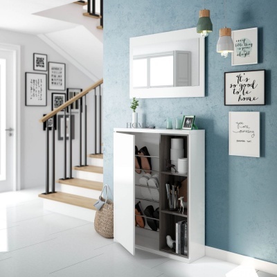 Móvel branco com prateleiras, espelho branco, quadros decorativos na parede azul e escada ao fundo