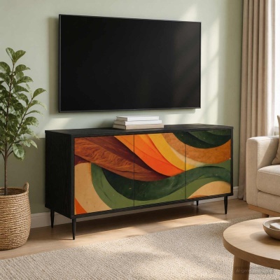 Aparador de madeira colorido com padrão abstrato e plantas numa sala com TV montada na parede.