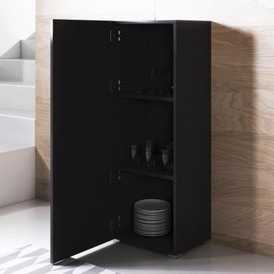 Armário alto preto aberto com copos e pratos, parede de madeira clara e escada branca próximas