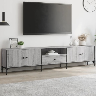 Móvel de TV cinzento claro com estrutura preta, decorado, televisão montada na parede e relógio de parede