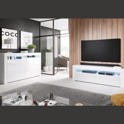 Sala de estar moderna com móvel TV branco, móvel arrumação branco, mesa de centro de vidro, tapete cinzento e parede de madeira