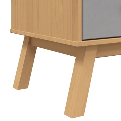 Pé de móvel em madeira clara com parede lateral em madeira clara e parede frontal cinza