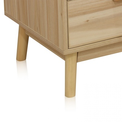 Parte inferior de móvel de madeira com pernas cilíndricas