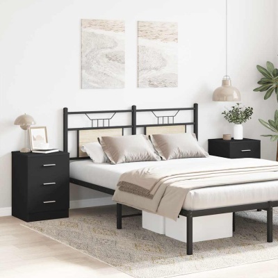 Cama metálica preta com detalhes em madeira clara em quarto com decoração minimalista e neutra.