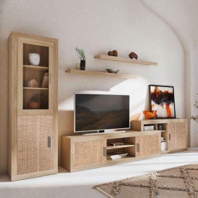 Móveis de sala em madeira clara com detalhes em fibra trançada, televisão, prateleiras na parede, decoração e tapete geométrico.