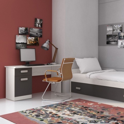 Quarto moderno com secretária, cadeira castanha, cama branca, tapete colorido e fotografias nas paredes