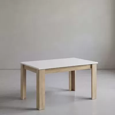 Mesa retangular com tampo branco e estrutura de madeira clara numa sala minimalista