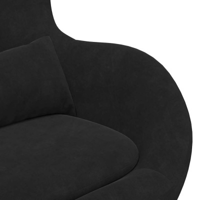 Cadeira moderna estofada em preto com encosto curvo e almofada