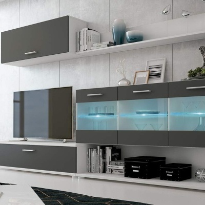 Móvel de sala moderno branco e cinza com vidro iluminado e televisão