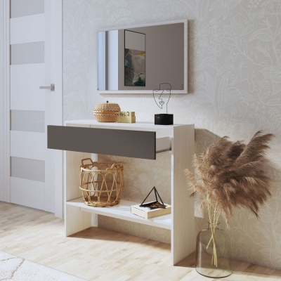 Aparador com gaveta cinza e espelho branco em fundo com papel de parede floral com objetos decorativos