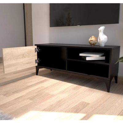 Móvel preto com porta de madeira clara aberta e objetos decorativos