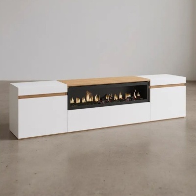 Móvel branco com tampo de madeira clara e lareira eletrónica central com chama simulada
