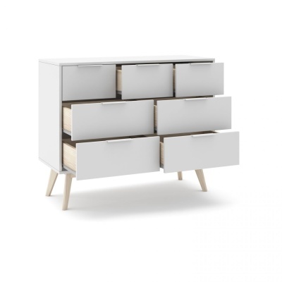 Cómoda branca com sete gavetas e pés de madeira natural