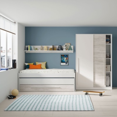 Quarto com cama de madeira clara, estante branca e armário com portas brancas e madeira clara