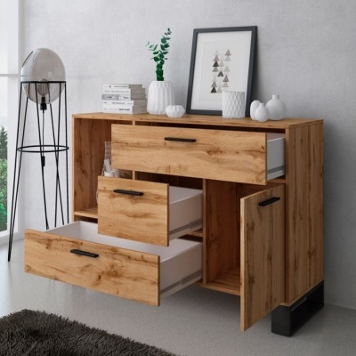 Móvel de madeira clara com gavetas abertas e decoração em cima