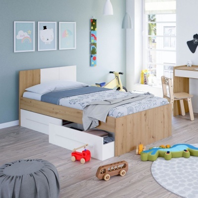 Quarto infantil com cama de solteiro, gaveta aberta, brinquedos de madeira, decoração colorida na parede azul e escrivaninha