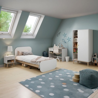 Quarto moderno com móveis brancos, tapete azul com pontos brancos e duas janelas no teto