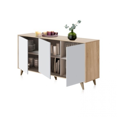 Aparador de madeira com portas brancas e decoração